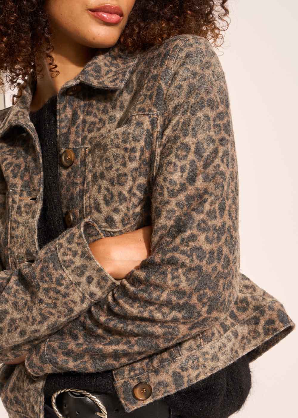 Short leopard print jacket with a straight cut - Sud Express - 5 - Sud Express