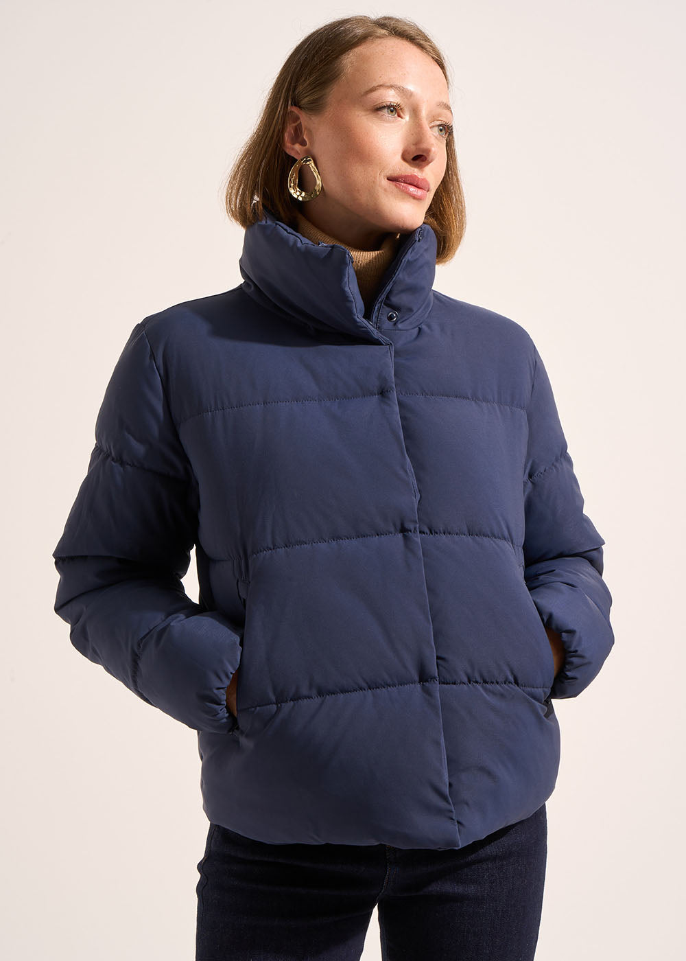 Short iridescent puffer jacket with a high collar - Sud Express - 1 - Sud Express