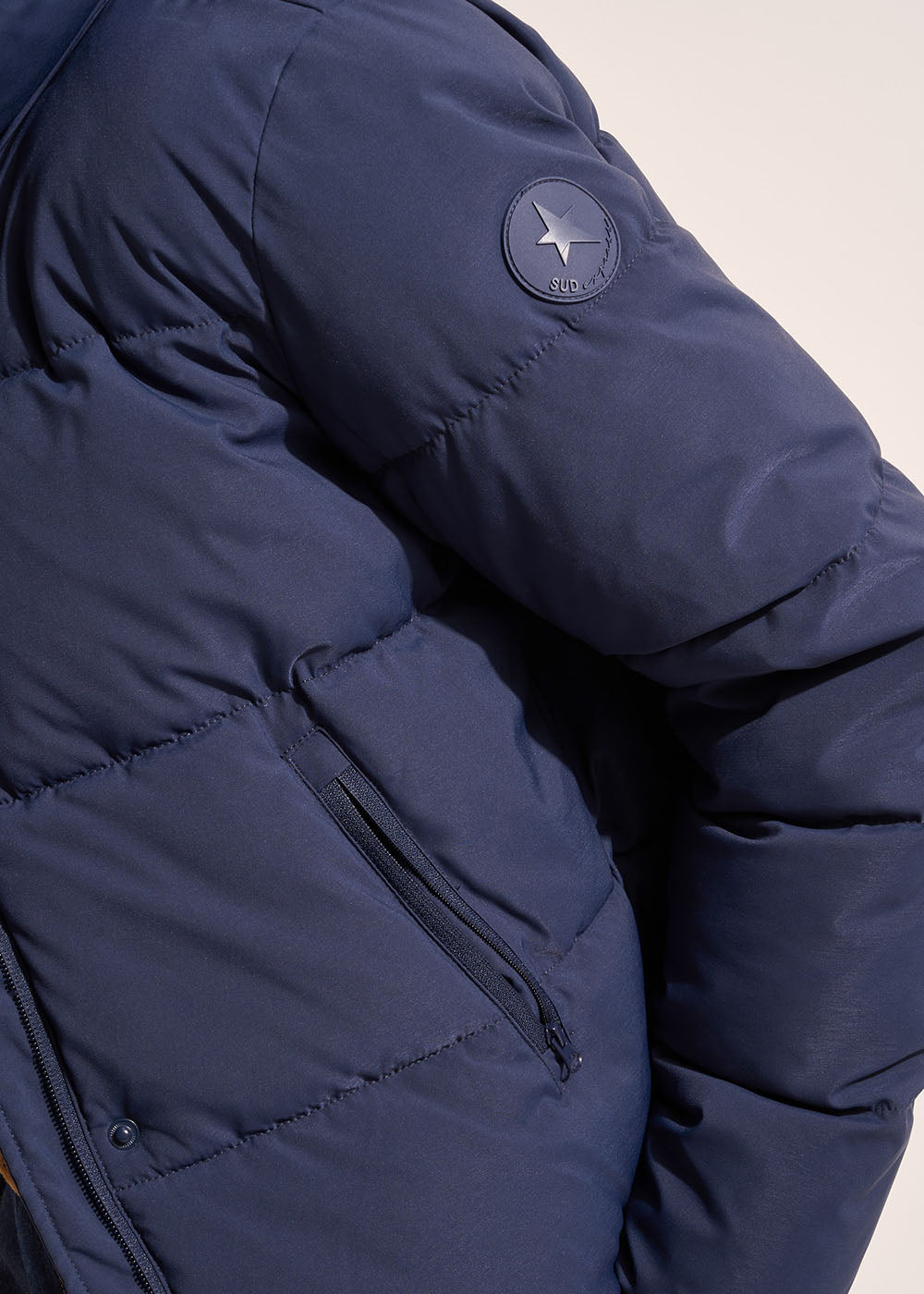 Short iridescent puffer jacket with a high collar - Sud Express - 2 - Sud Express