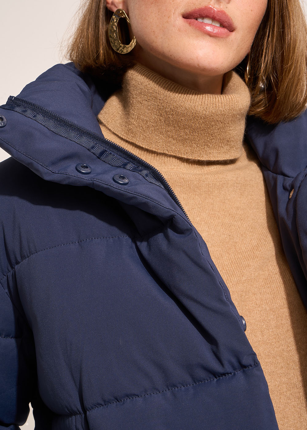 Short iridescent puffer jacket with a high collar - Sud Express - 4 - Sud Express