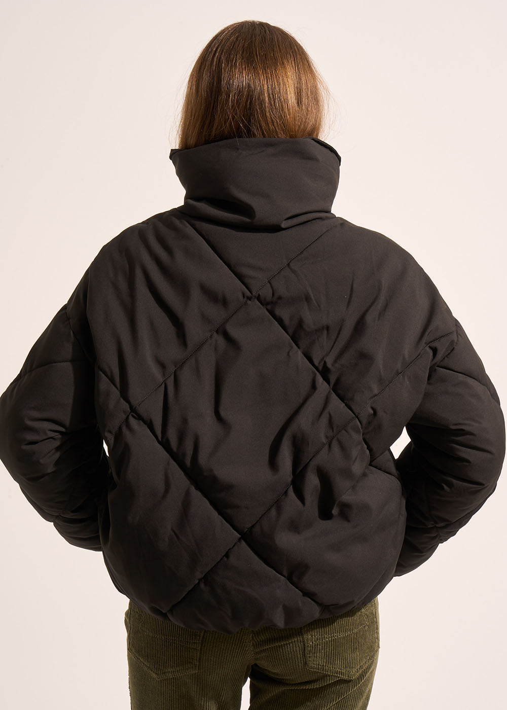 Loose-fitting quilted diamond-patterned jacket with a large collar - Sud Express - 3 - Sud Express