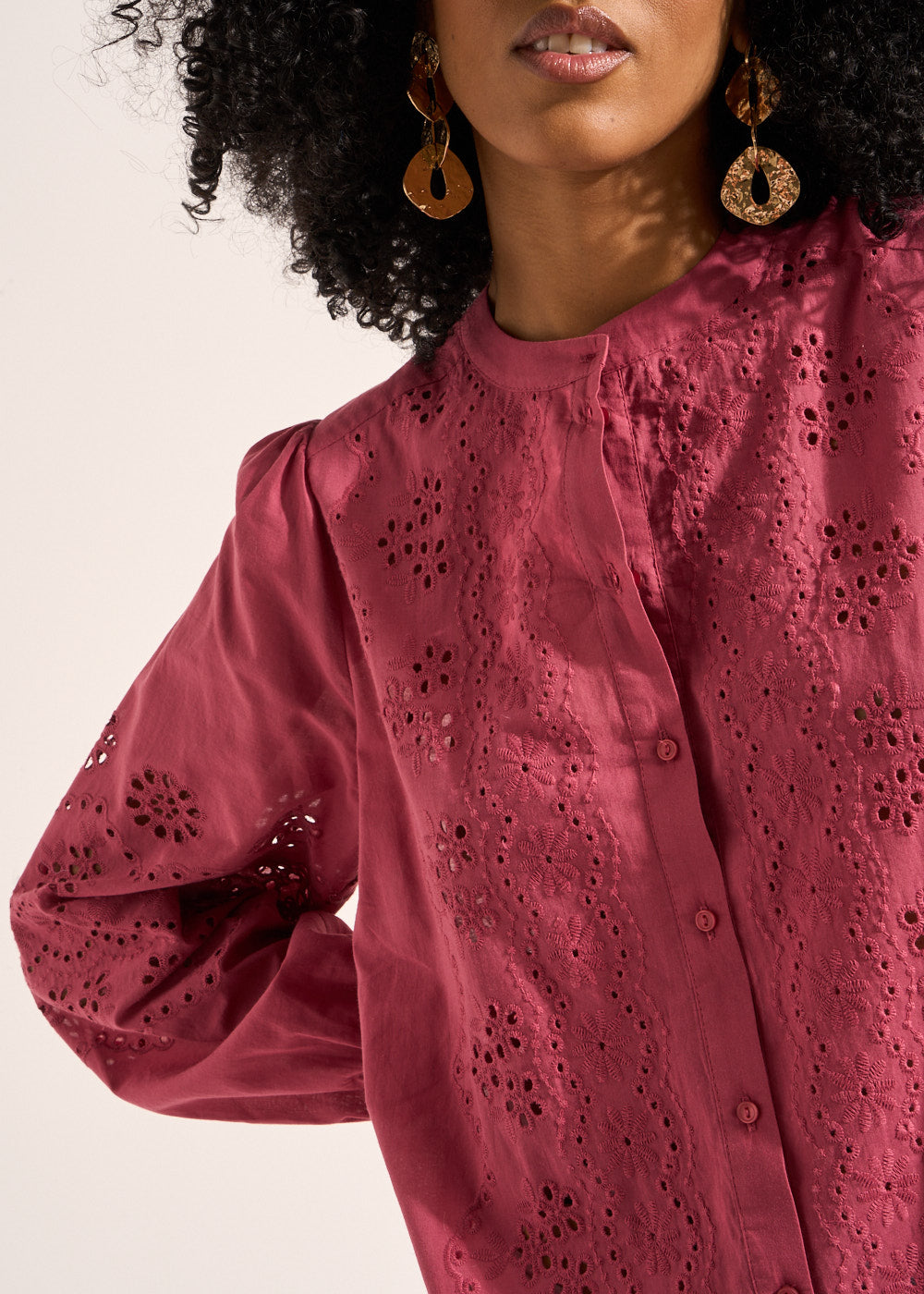 Blouse in cotton voile and english embroidery - Sud Express - 4 - Sud Express