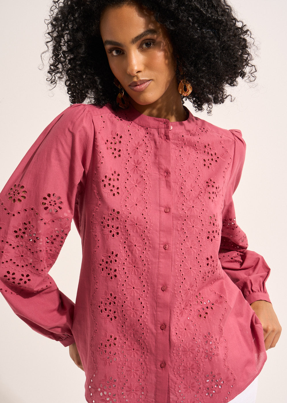 Blouse in cotton voile and english embroidery - Sud Express - 5 - Sud Express