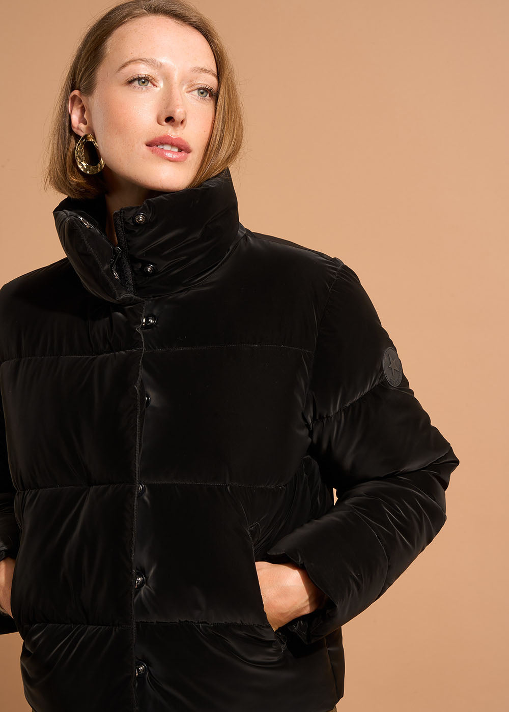 Short fitted down jacket with velvet effect and high collar - Sud Express - 5 - Sud Express