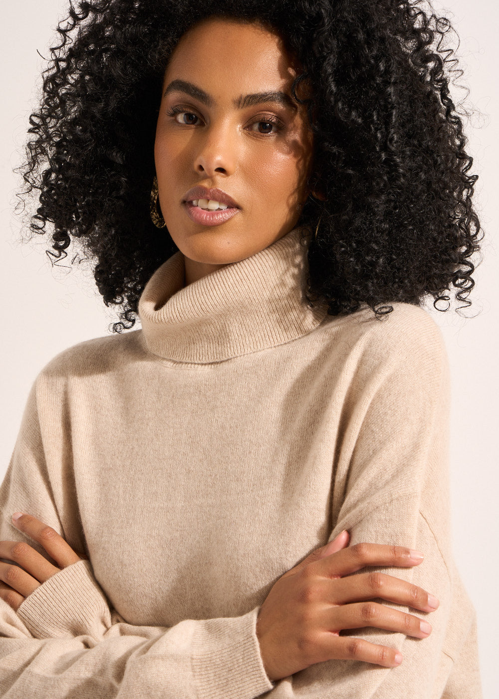 Long-sleeved loose-fitting cashmere turtleneck jumper - Sud Express - 5 - Sud Express