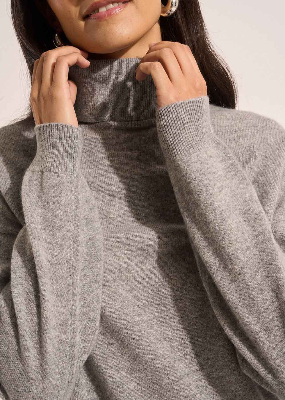 MAPOUPYA Long-sleeved loose-fitting cashmere turtleneck jumper - 2 - Sud Express - Sud Express