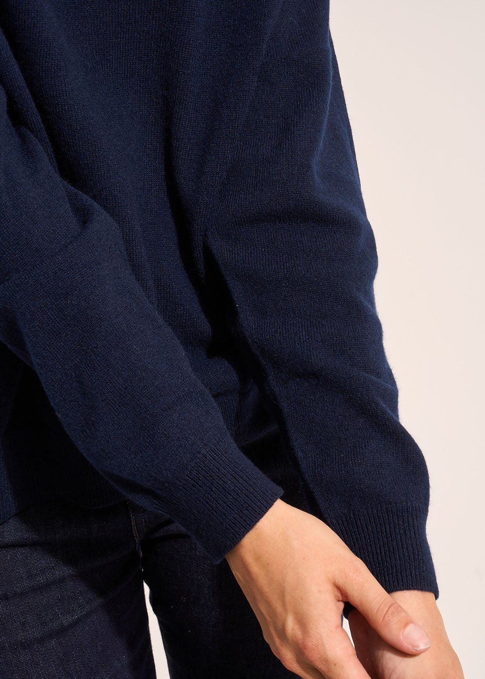 MAPOUPYA Long-sleeved loose-fitting cashmere turtleneck jumper - 4 - Sud Express - Sud Express