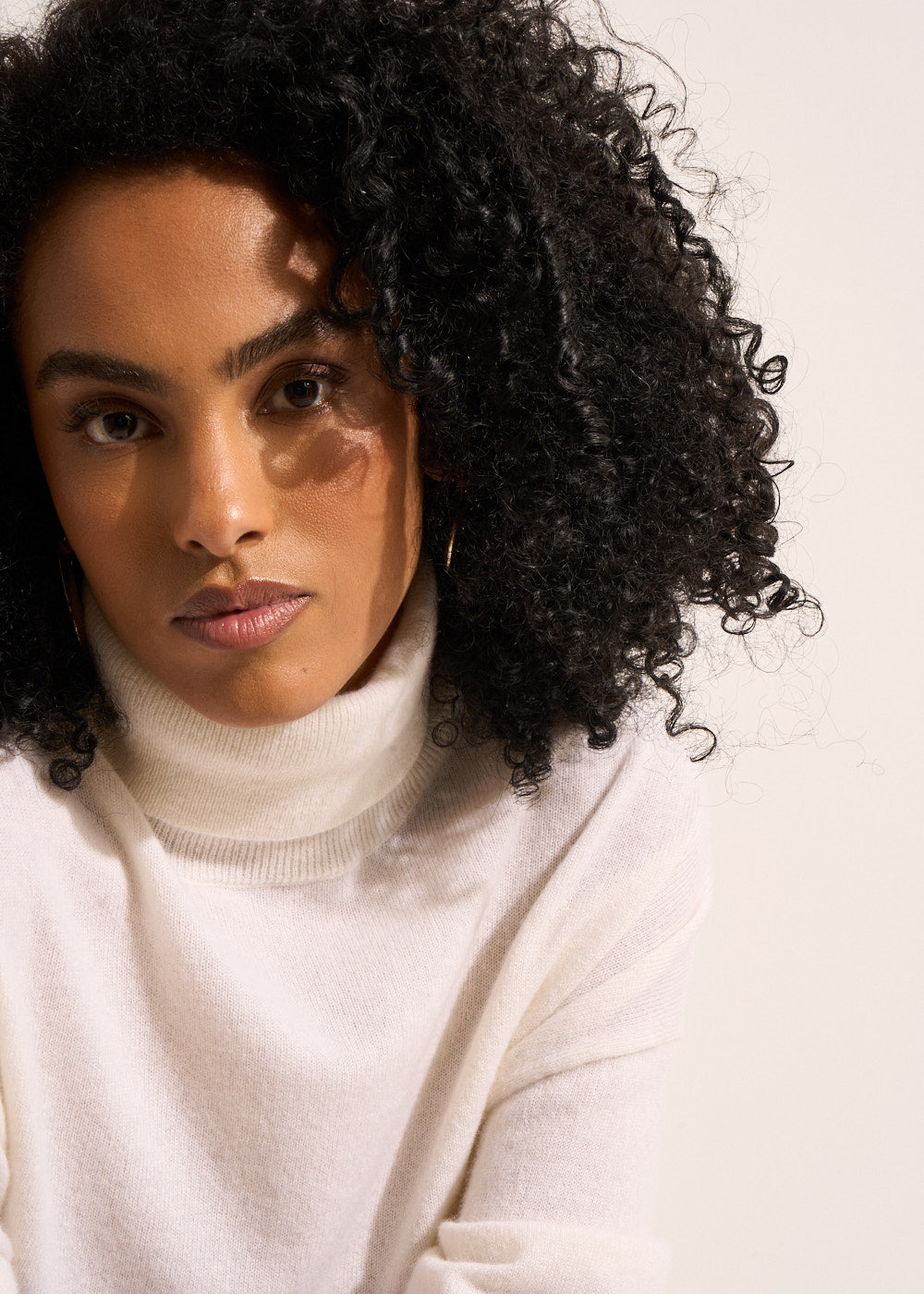 MAPOUPYA Long-sleeved loose-fitting cashmere turtleneck jumper - 2 - Sud Express - Sud Express