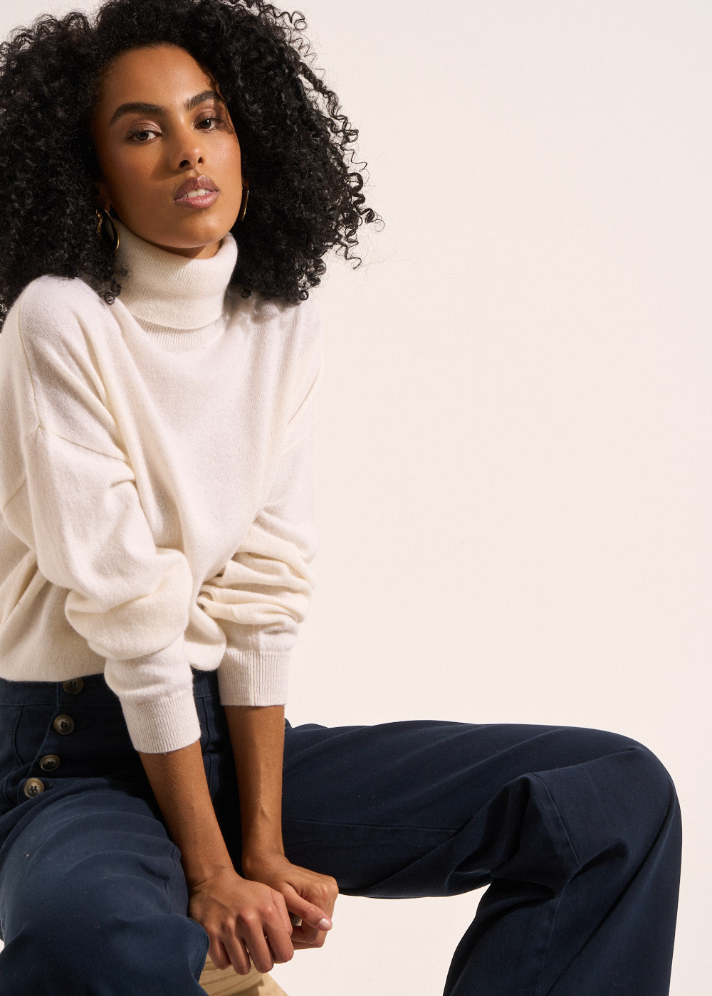 Long-sleeved loose-fitting cashmere turtleneck jumper - Sud Express - 5 - Sud Express