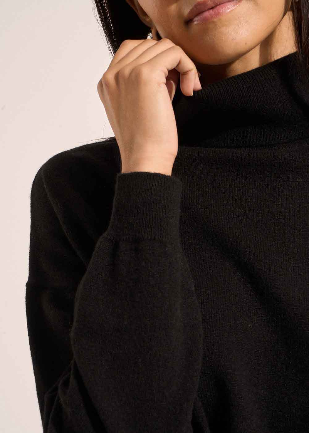 MAPOUPYA Long-sleeved loose-fitting cashmere turtleneck jumper - 2 - Sud Express - Sud Express