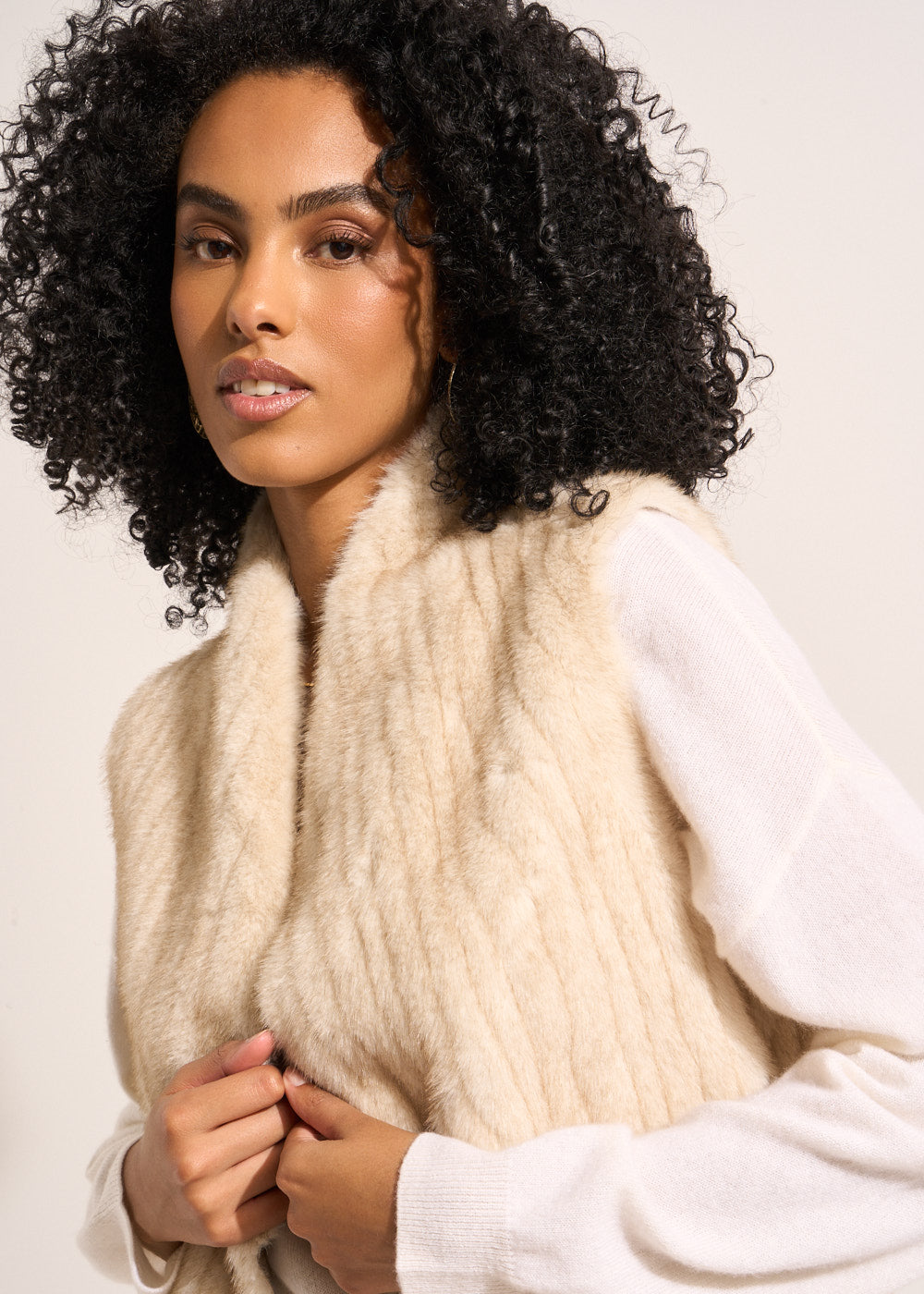 Sleeveless mink-effect faux fur cardigan - Sud Express - 4 - Sud Express