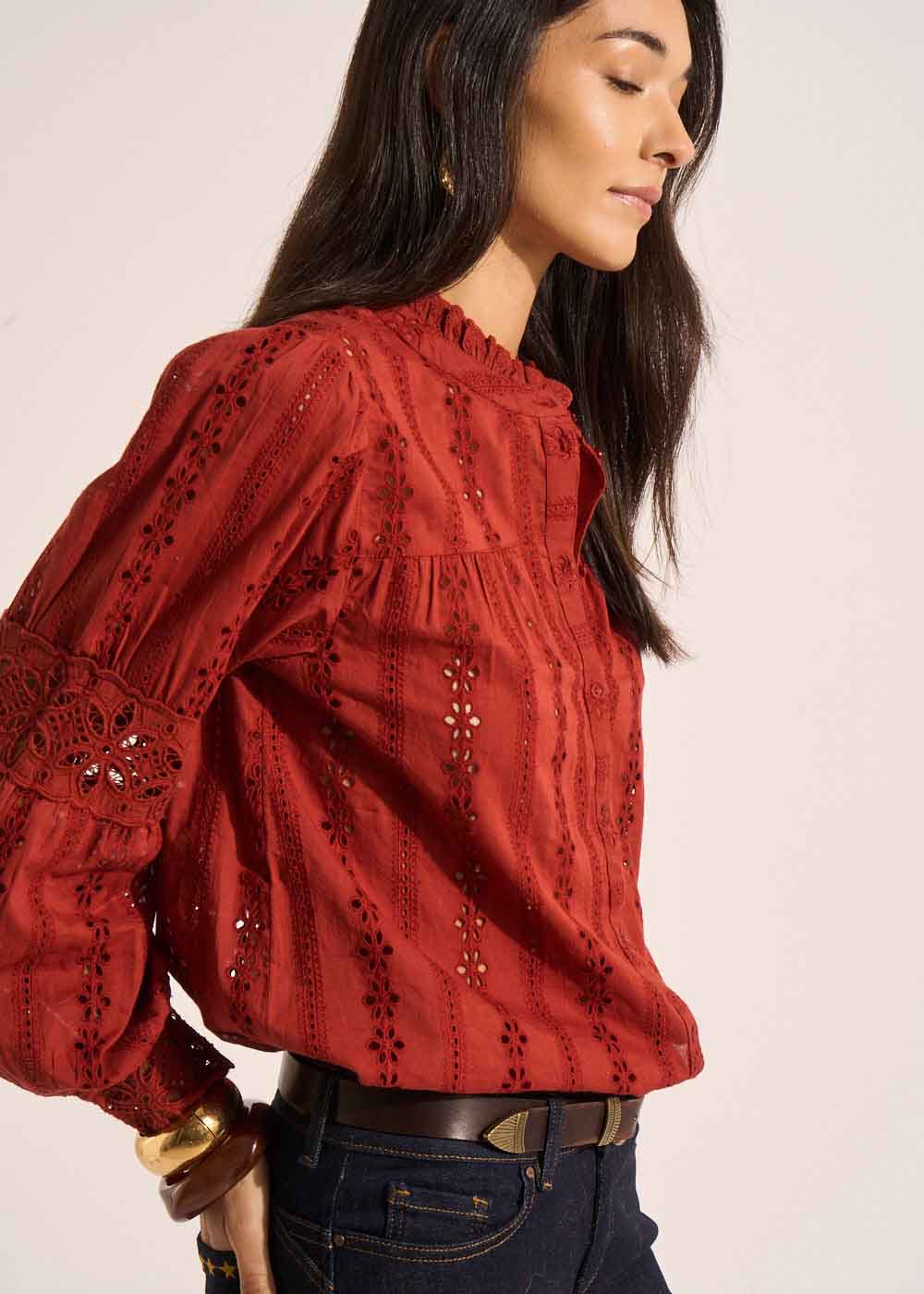 Loose-fitting shirt in broderie anglaise with a ruffled collar - Sud Express - 5 - Sud Express