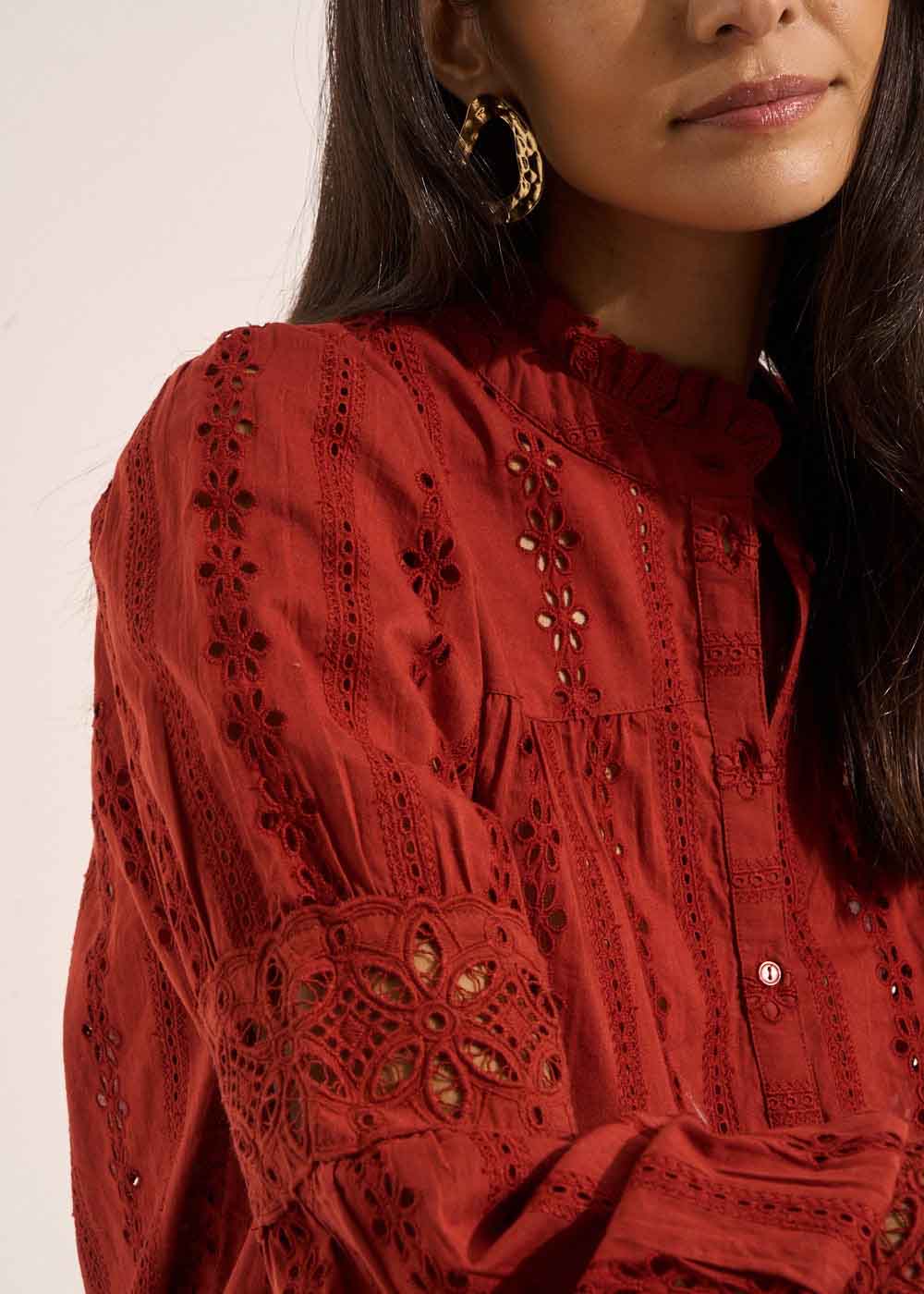 Loose-fitting shirt in broderie anglaise with a ruffled collar - Sud Express - 7 - Sud Express