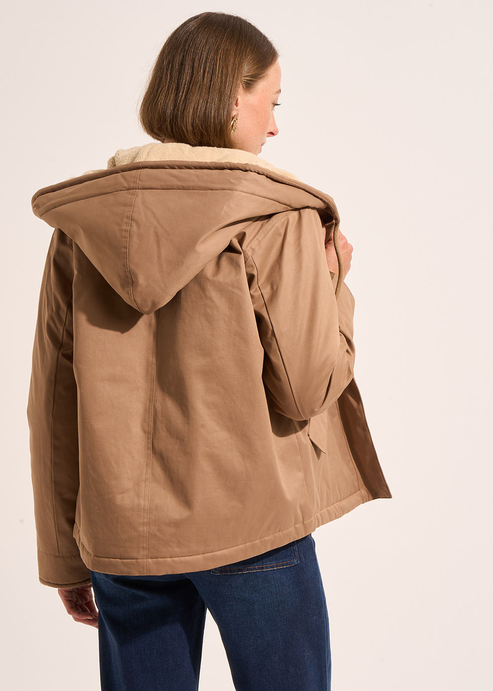 Short water-repellent jacket lined with faux fur and hood - Sud Express - 3 - Sud Express