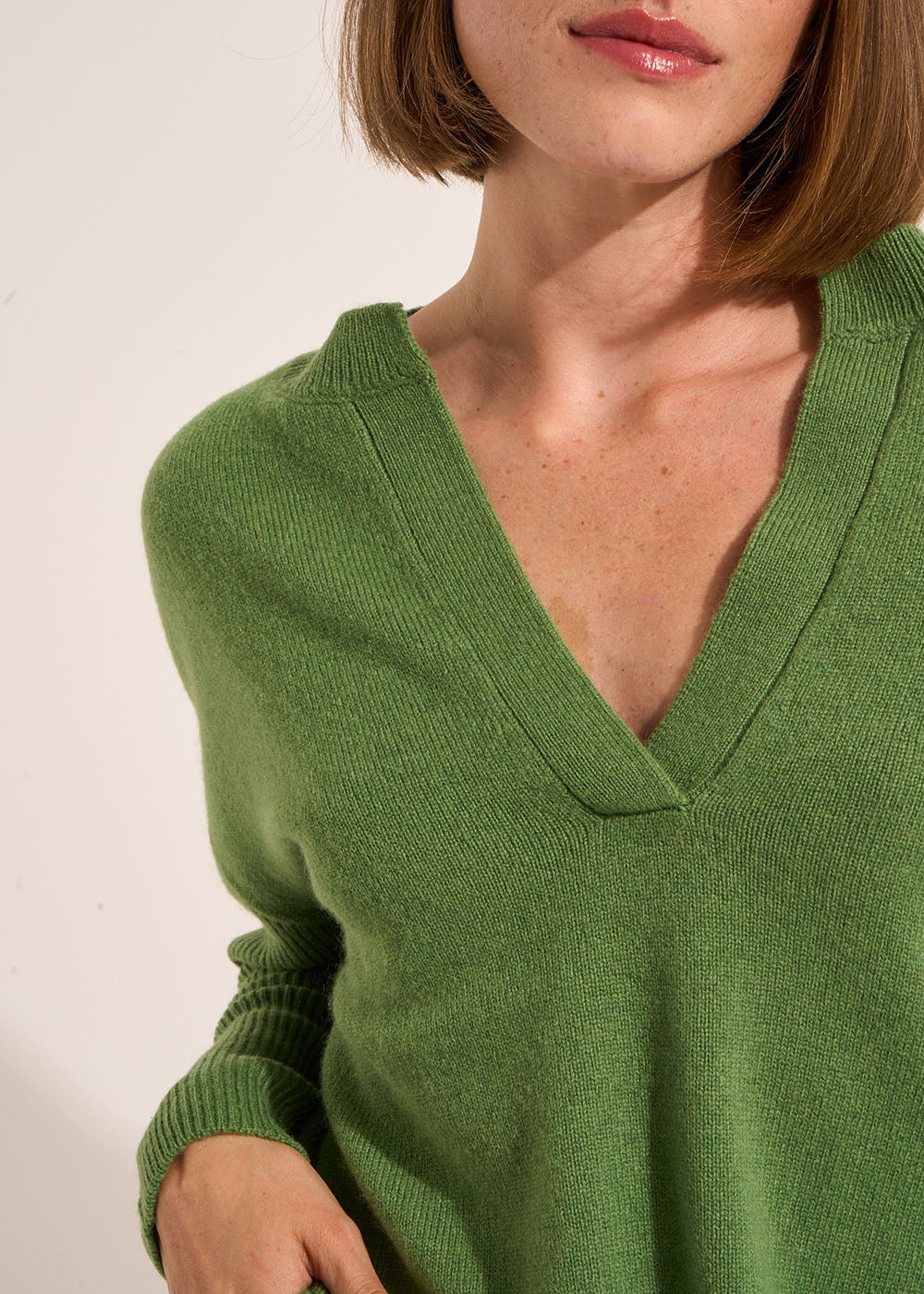 MAMALIA Loose-fitting wool jumper with a V-neck and mid-length sleeves - 2 - Sud Express - Sud Express