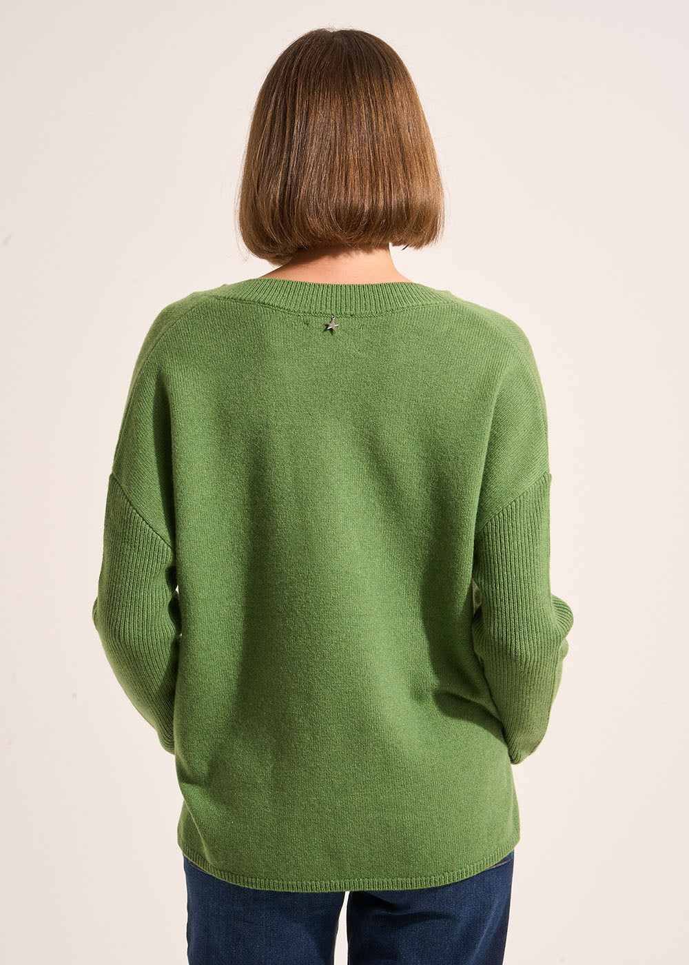 MAMALIA Loose-fitting wool jumper with a V-neck and mid-length sleeves - 3 - Sud Express - Sud Express