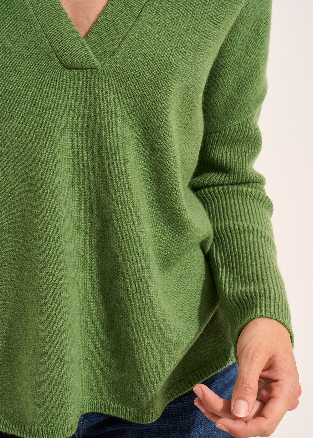 Loose-fitting wool jumper with a V-neck and mid-length sleeves - Sud Express - 4 - Sud Express
