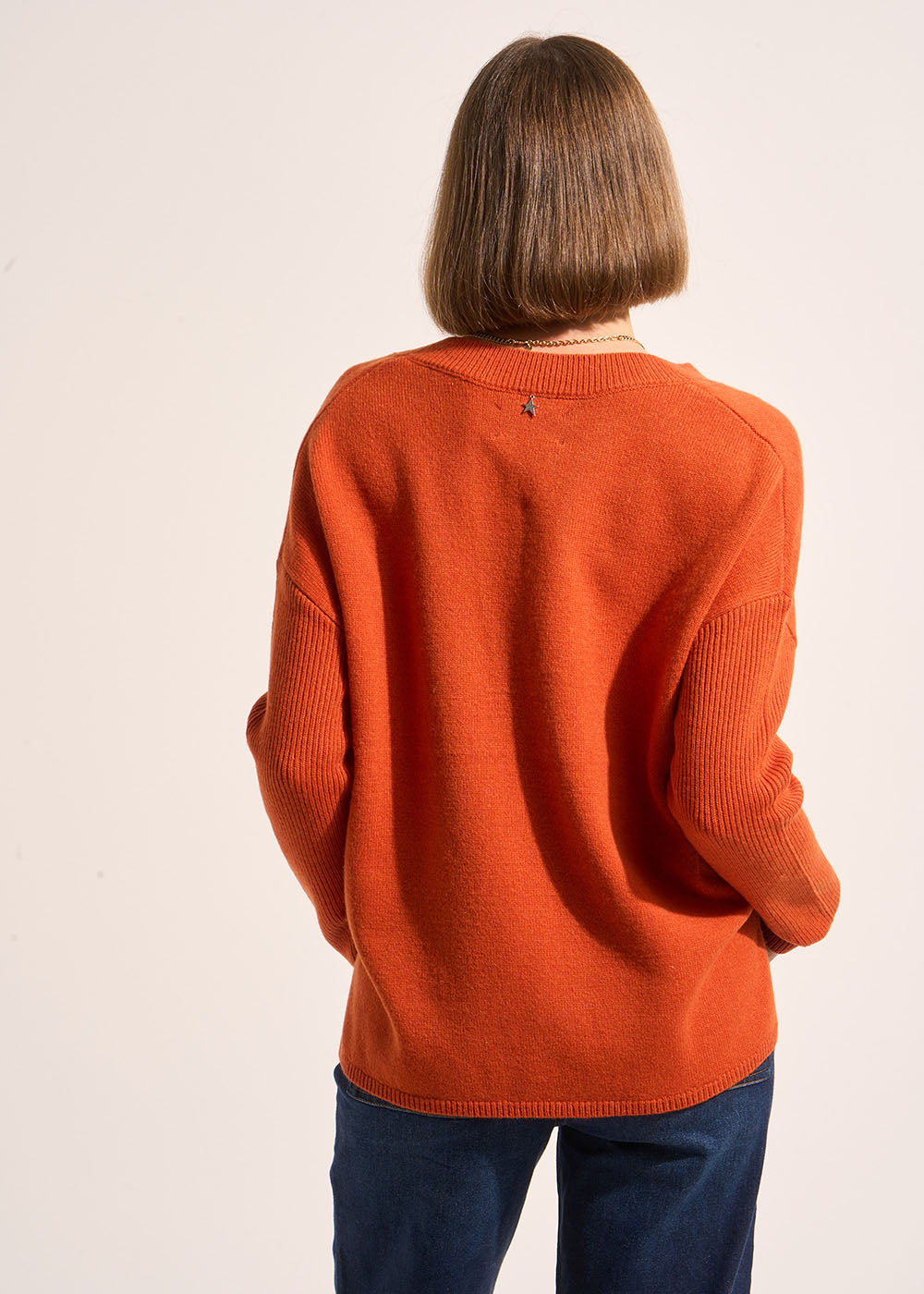 MAMALIA Loose-fitting wool jumper with a V-neck and mid-length sleeves - 3 - Sud Express - Sud Express