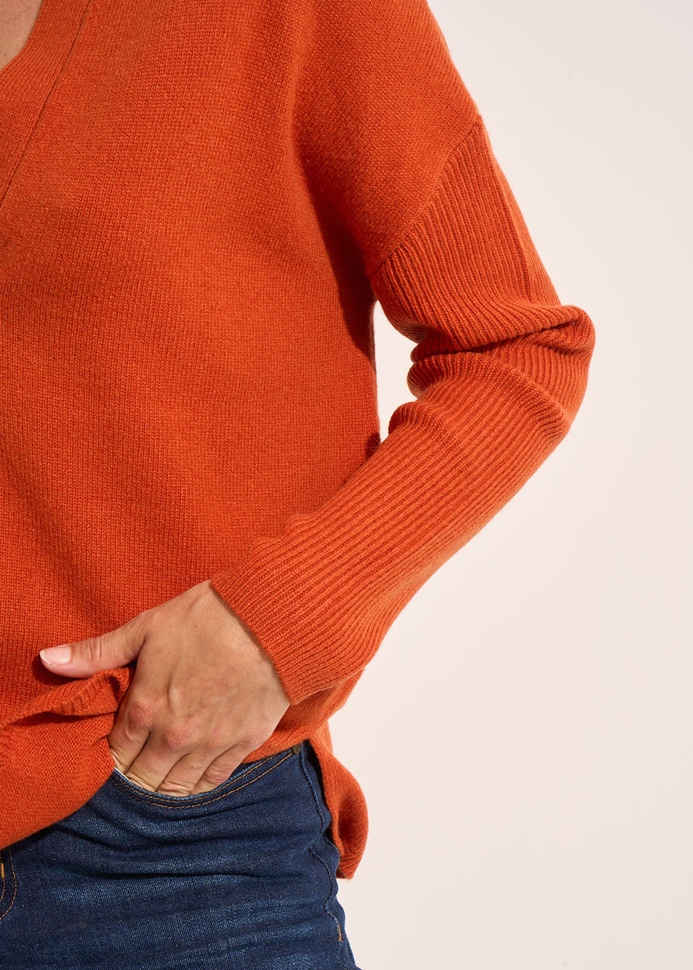 MAMALIA Loose-fitting wool jumper with a V-neck and mid-length sleeves - 4 - Sud Express - Sud Express