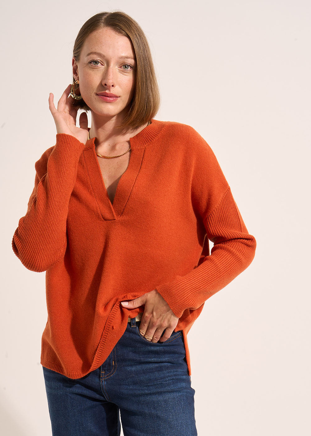 Loose-fitting wool jumper with a V-neck and mid-length sleeves - Sud Express - 5 - Sud Express