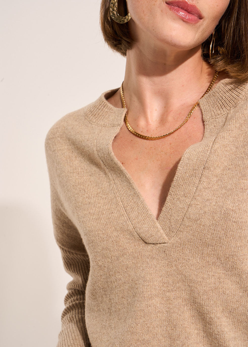 Loose-fitting wool jumper with a V-neck and mid-length sleeves - Sud Express - 2 - Sud Express