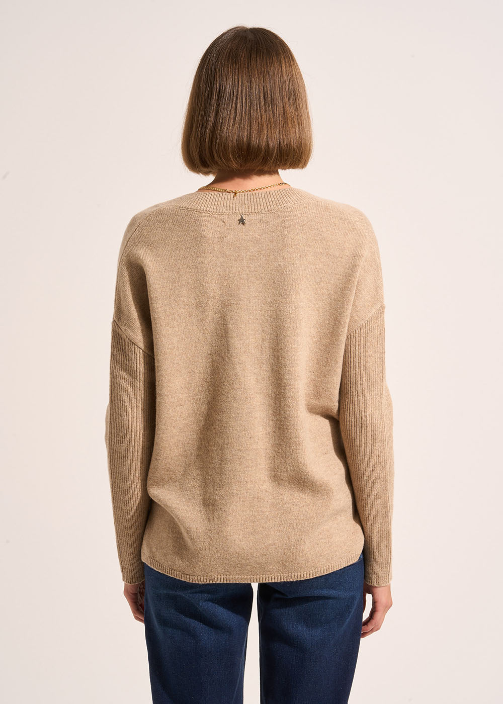 Loose-fitting wool jumper with a V-neck and mid-length sleeves - Sud Express - 3 - Sud Express