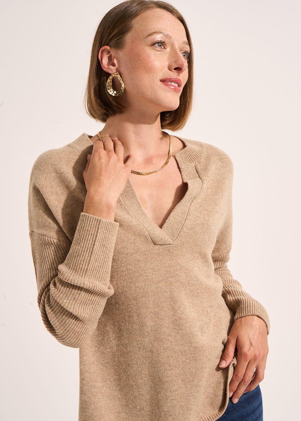 Loose-fitting wool jumper with a V-neck and mid-length sleeves - Sud Express - 5 - Sud Express