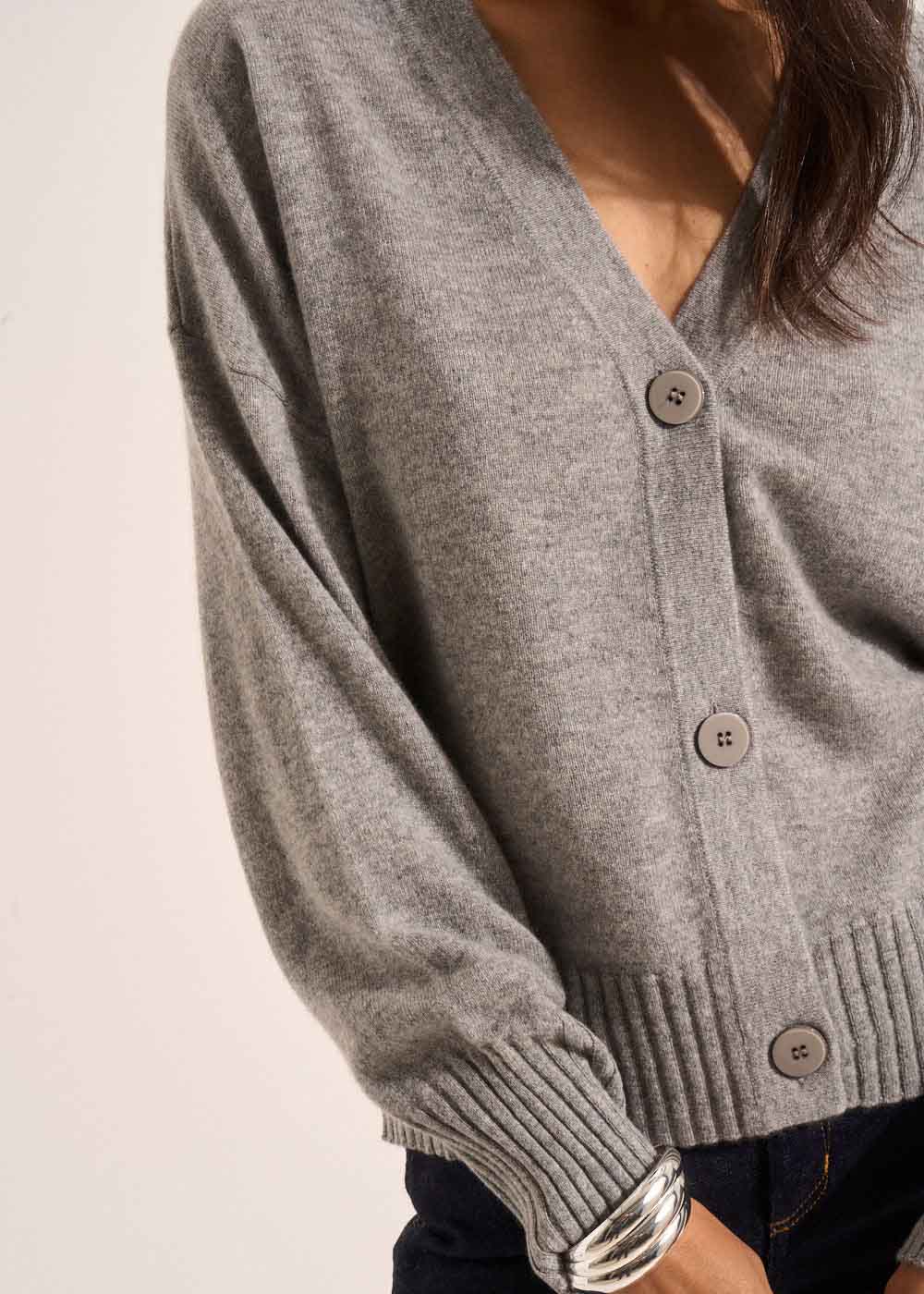Loose-fitting cashmere V-neck cardigan - Sud Express - 2 - Sud Express
