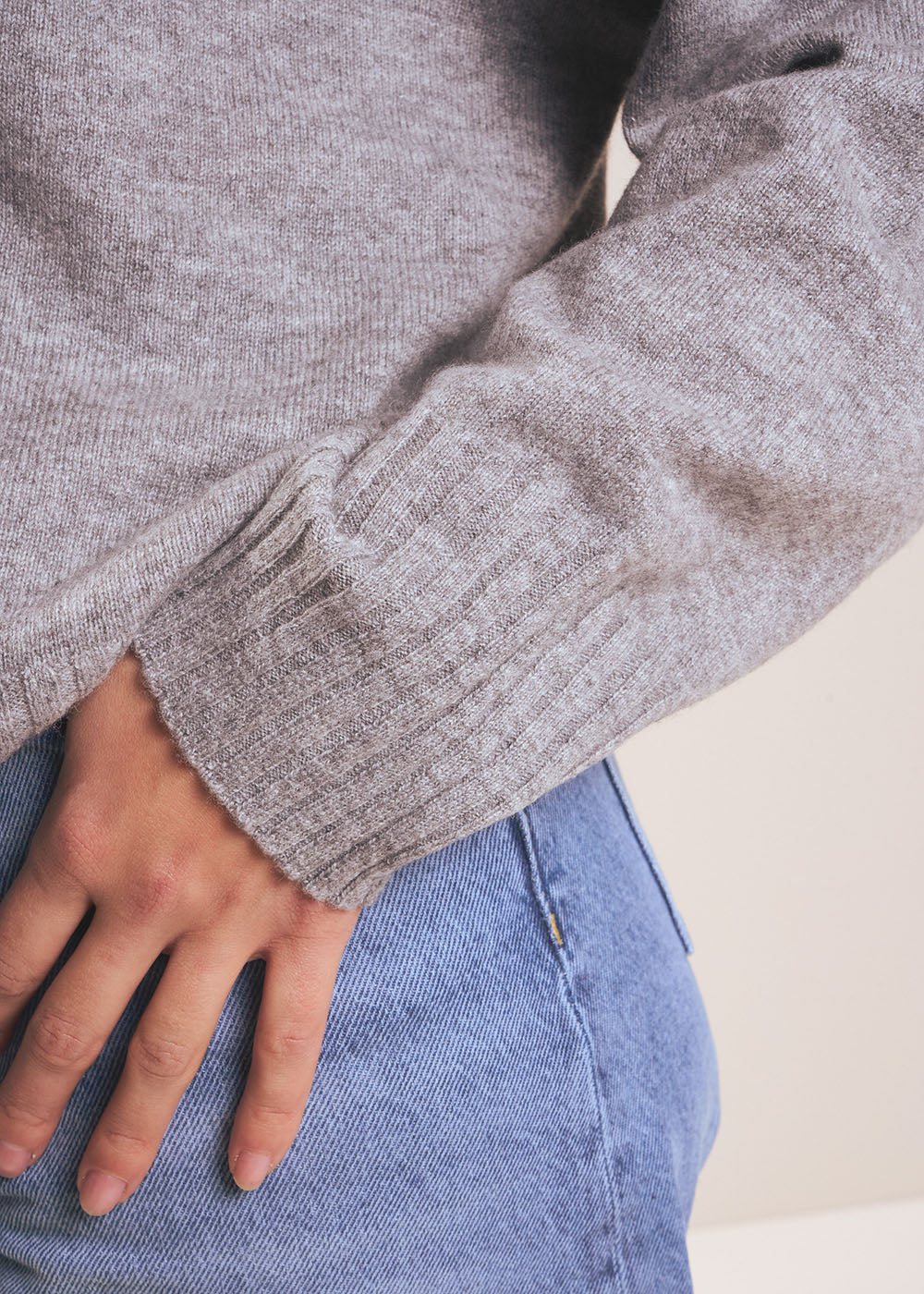 Loose-fitting cashmere V-neck cardigan - Sud Express - 4 - Sud Express