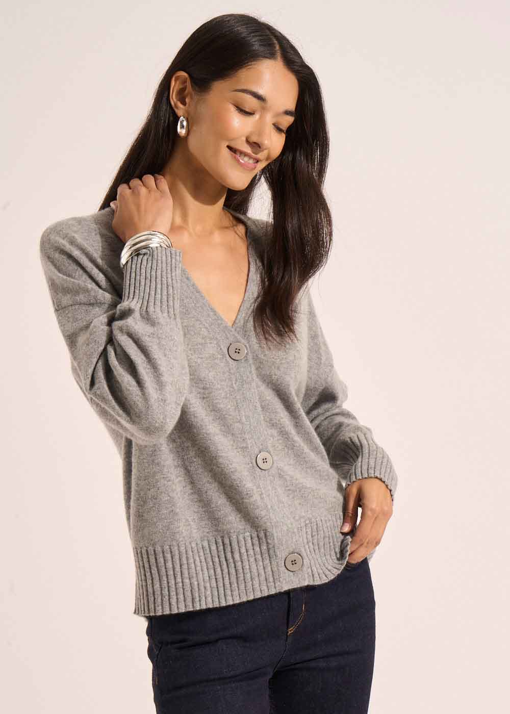Loose-fitting cashmere V-neck cardigan - Sud Express - 4 - Sud Express