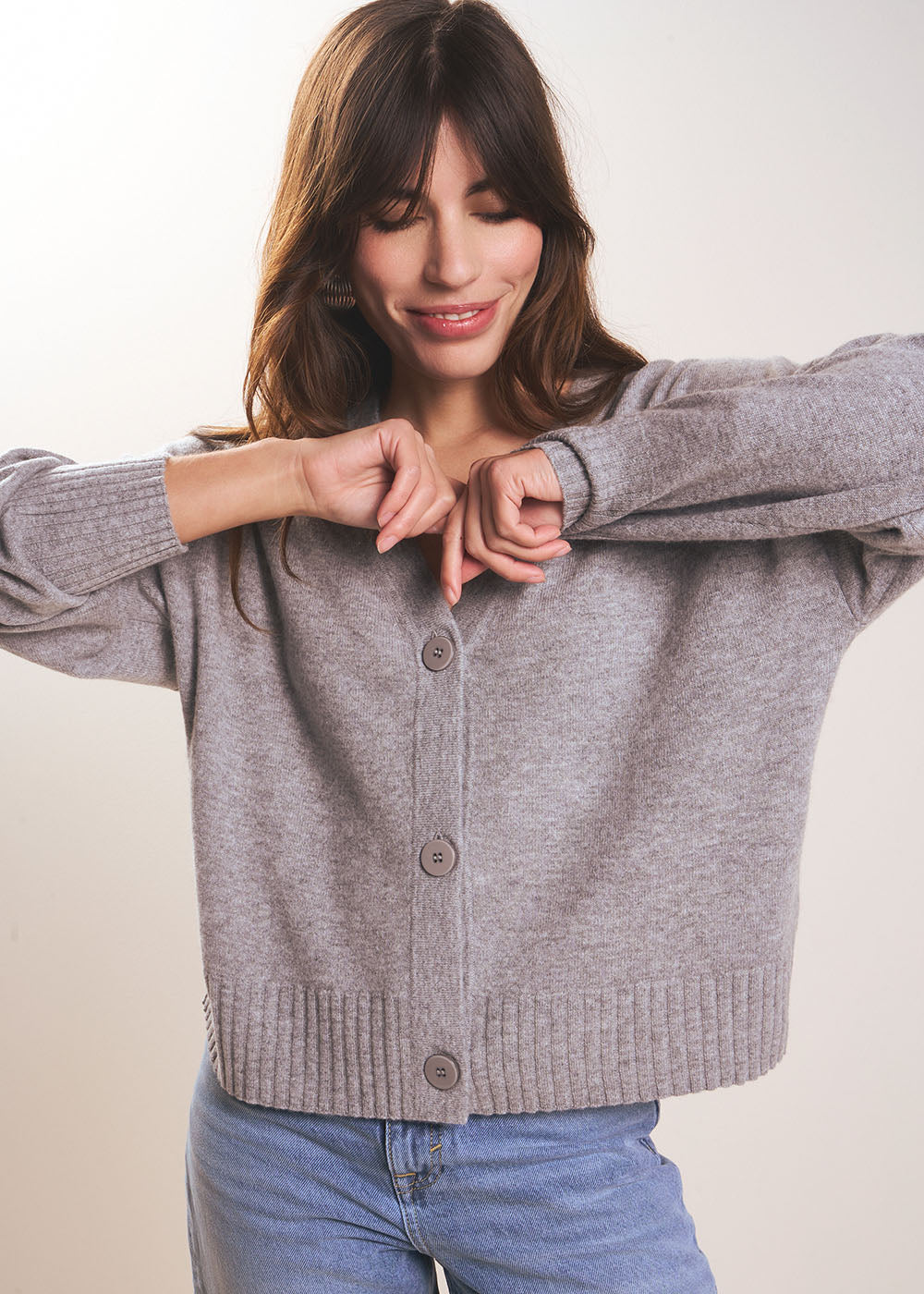 Loose-fitting cashmere V-neck cardigan - Sud Express - 5 - Sud Express