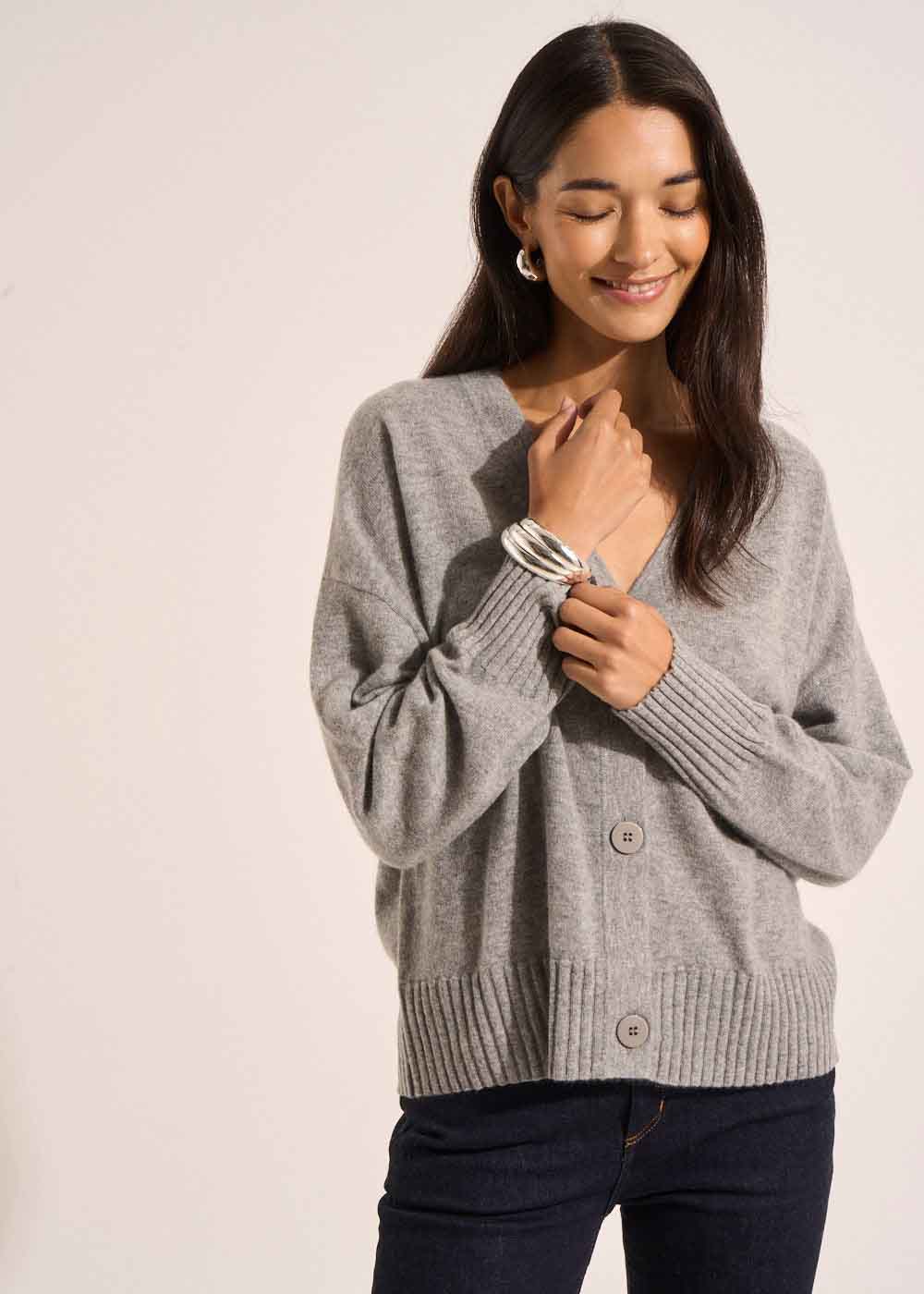 Loose-fitting cashmere V-neck cardigan - Sud Express - 6 - Sud Express