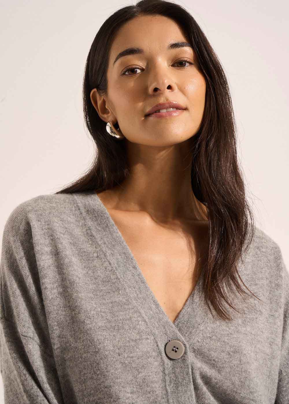 Loose-fitting cashmere V-neck cardigan - Sud Express - 7 - Sud Express