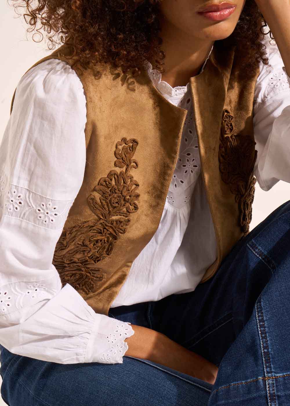 Sleeveless vest in light faux suede - Sud Express - 5 - Sud Express