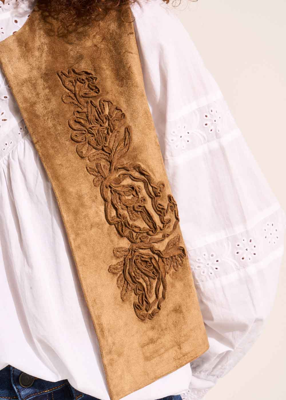 Sleeveless vest in light faux suede - Sud Express - 6 - Sud Express