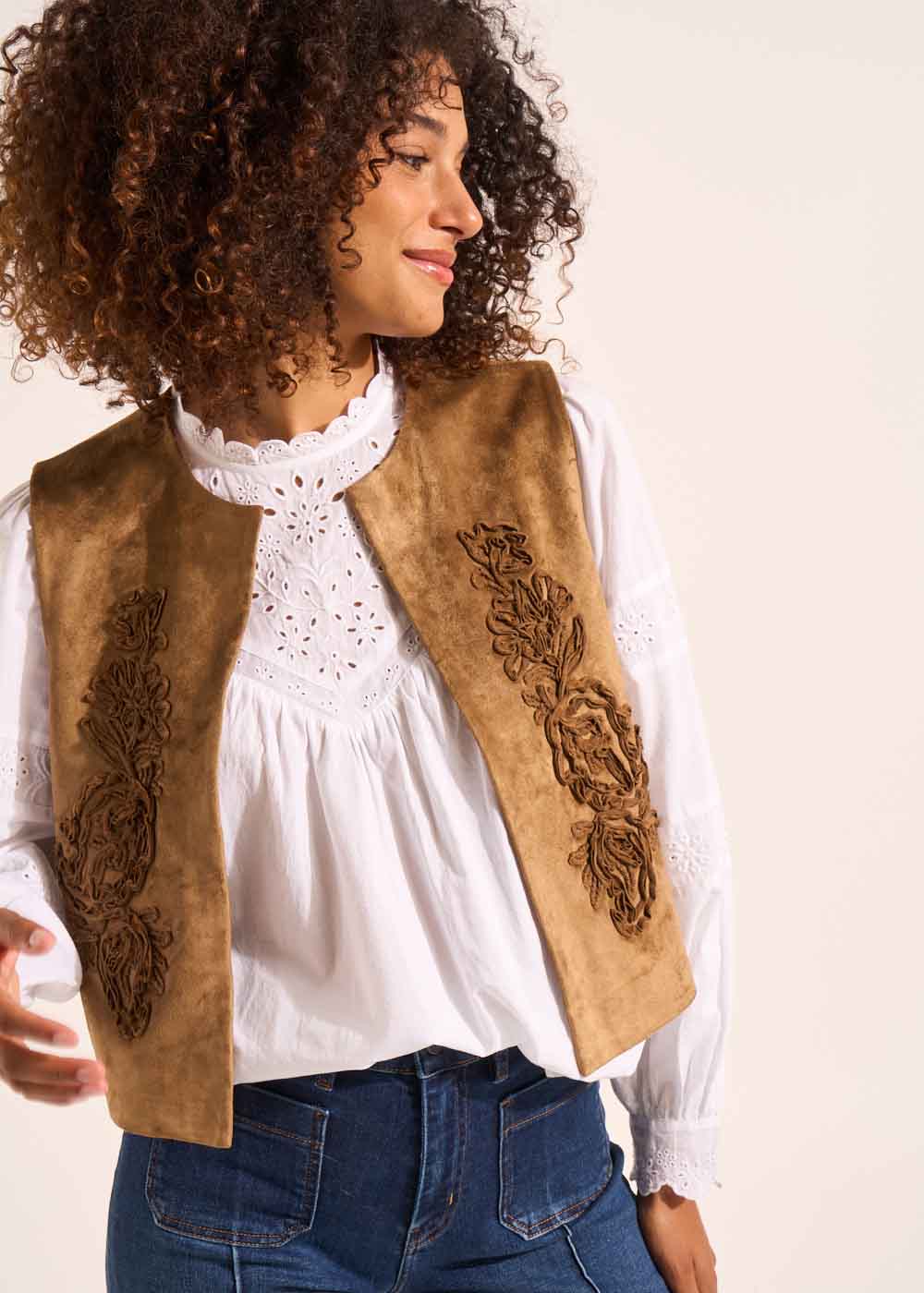 Sleeveless vest in light faux suede - Sud Express - 7 - Sud Express