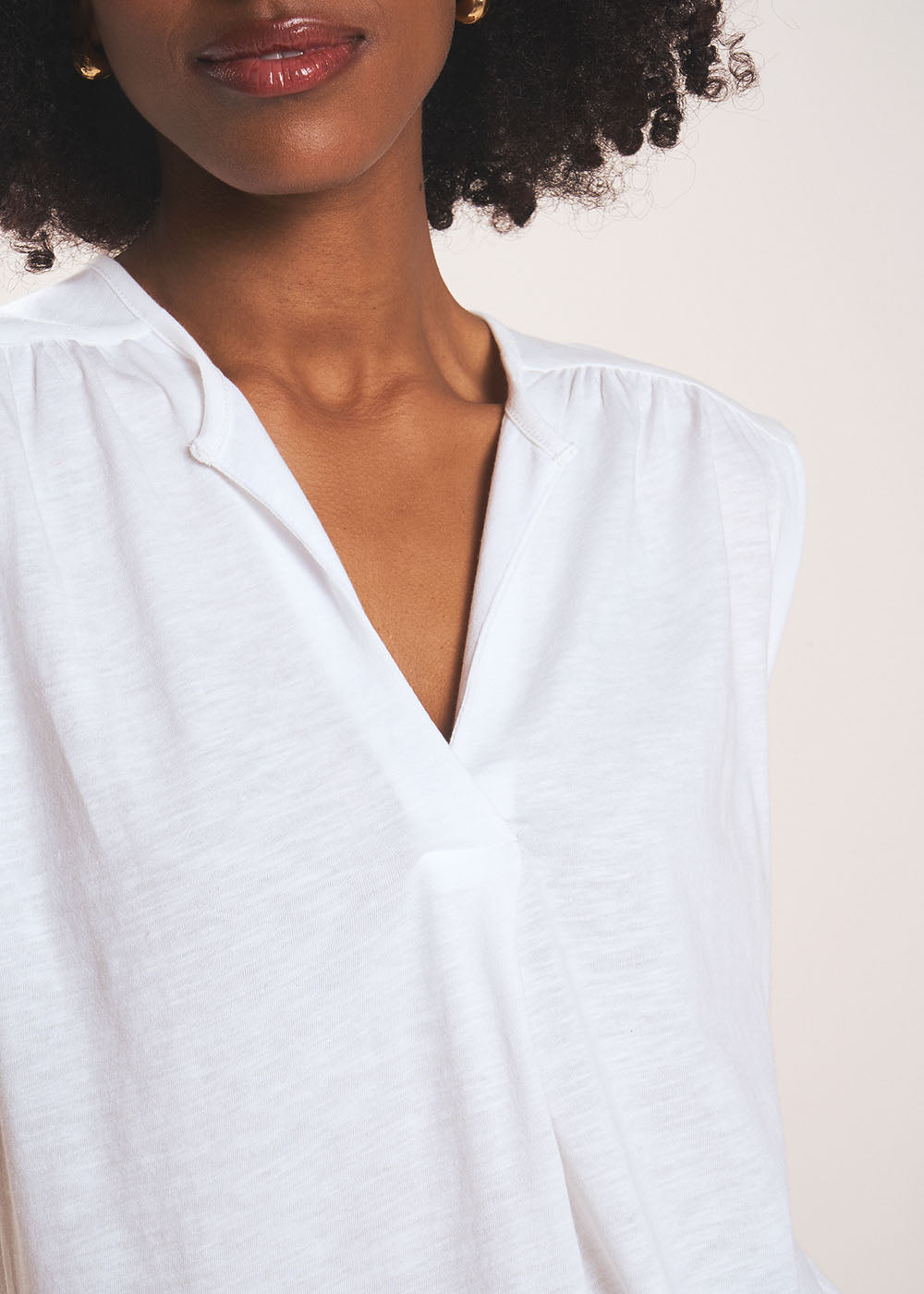 Fluid V-neck tank top with wide straps - Sud Express - 2 - Sud Express