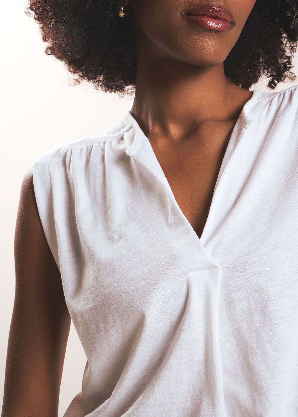 Fluid V-neck tank top with wide straps - Sud Express - 4 - Sud Express