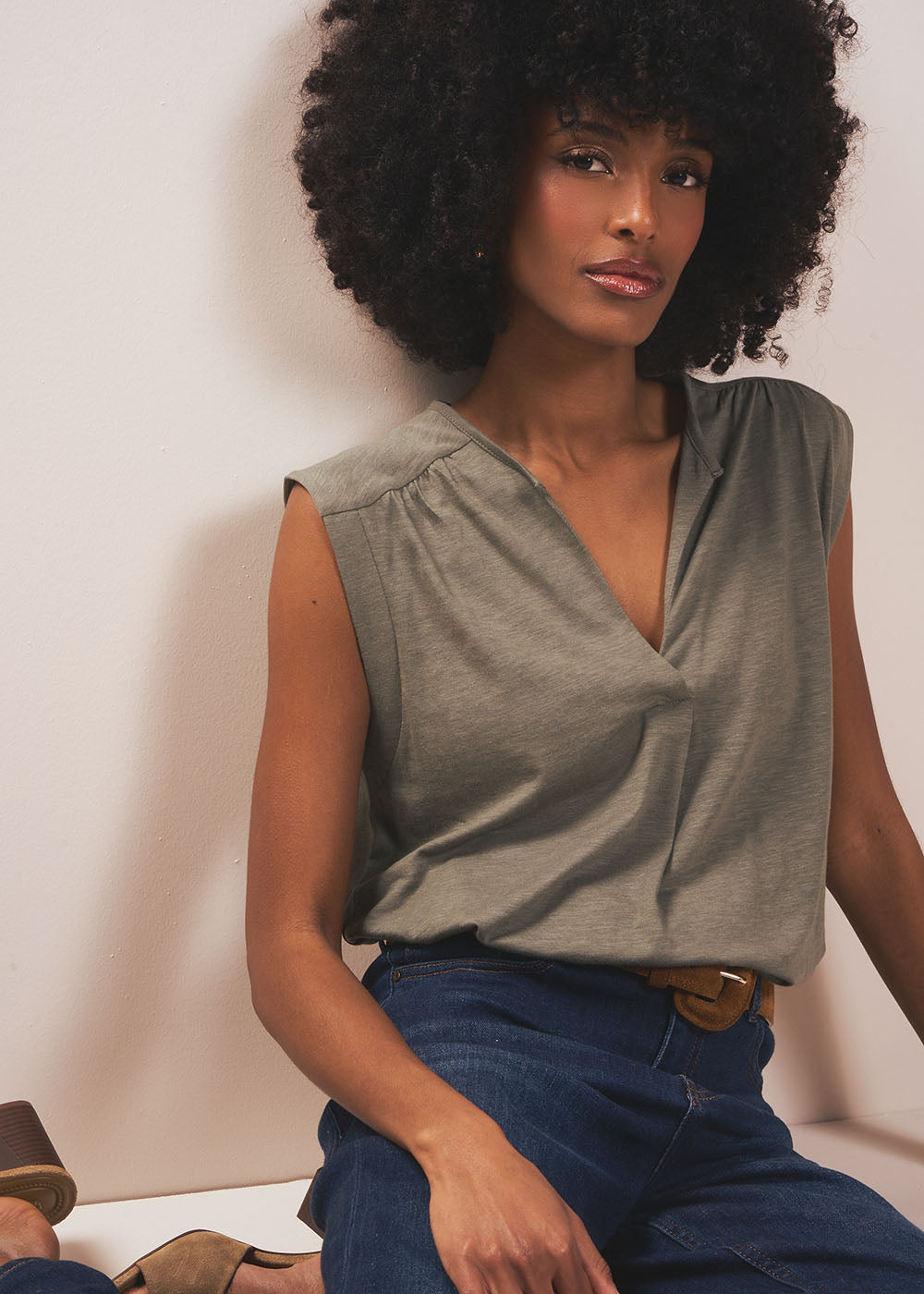 Fluid V-neck tank top with wide straps - Sud Express - 1 - Sud Express