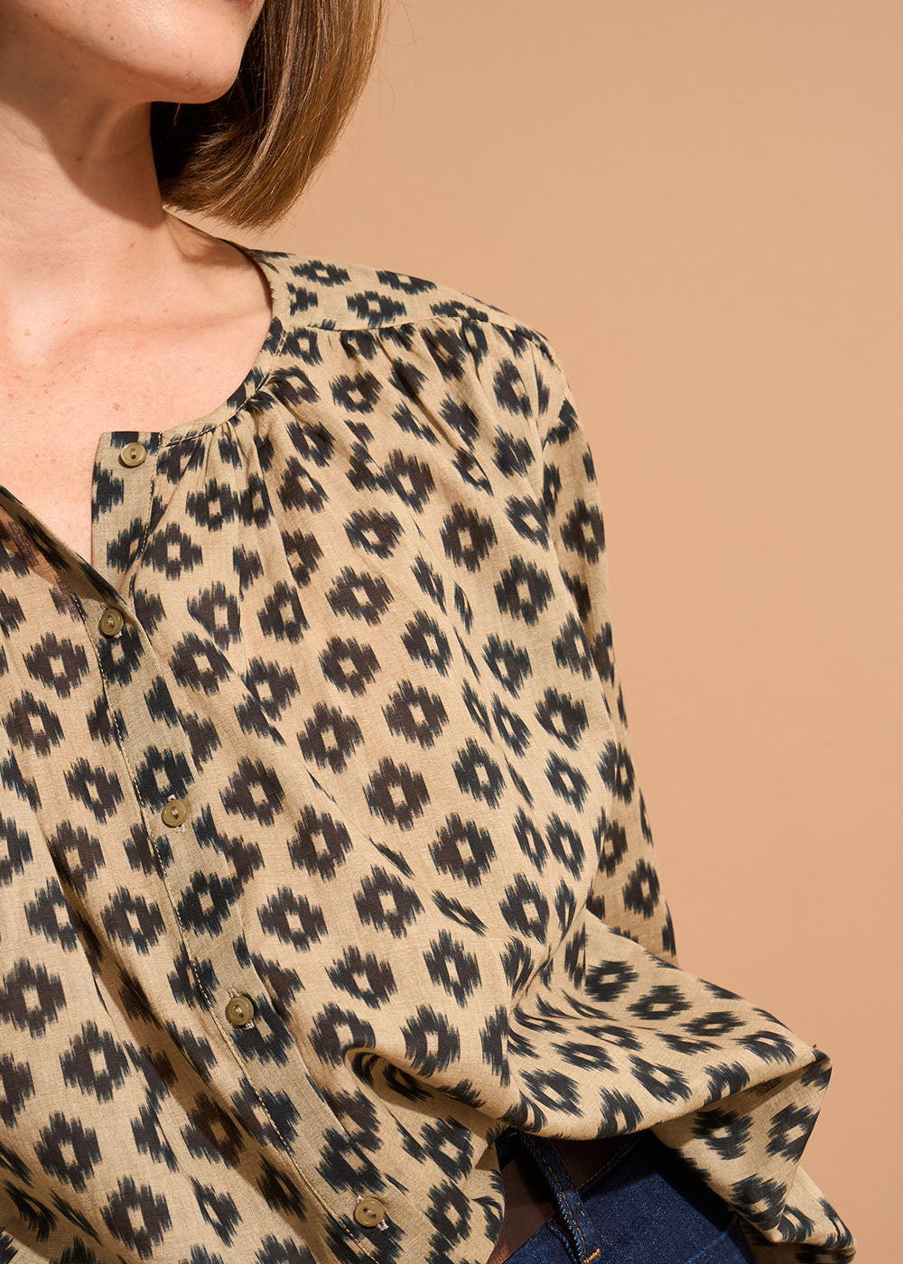 CALMIE Printed collarless round neck blouse - 4 - Sud Express - Sud Express