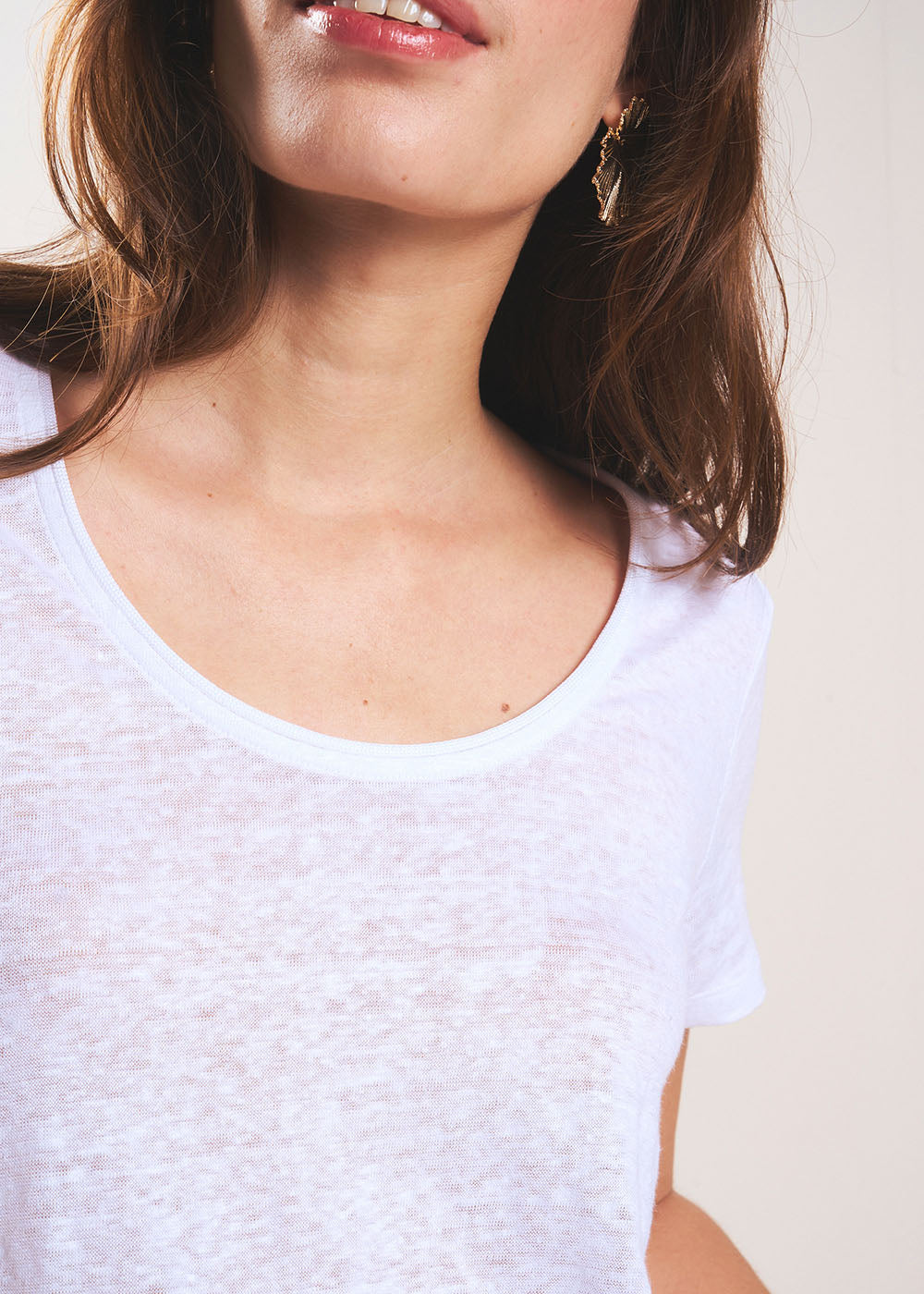 TIMBA Linen T-shirt with open round neckline - 4 - Sud Express - Sud Express