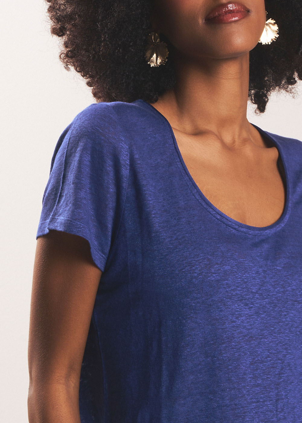 TIMBA Linen T-shirt with open round neckline - 2 - Sud Express - Sud Express