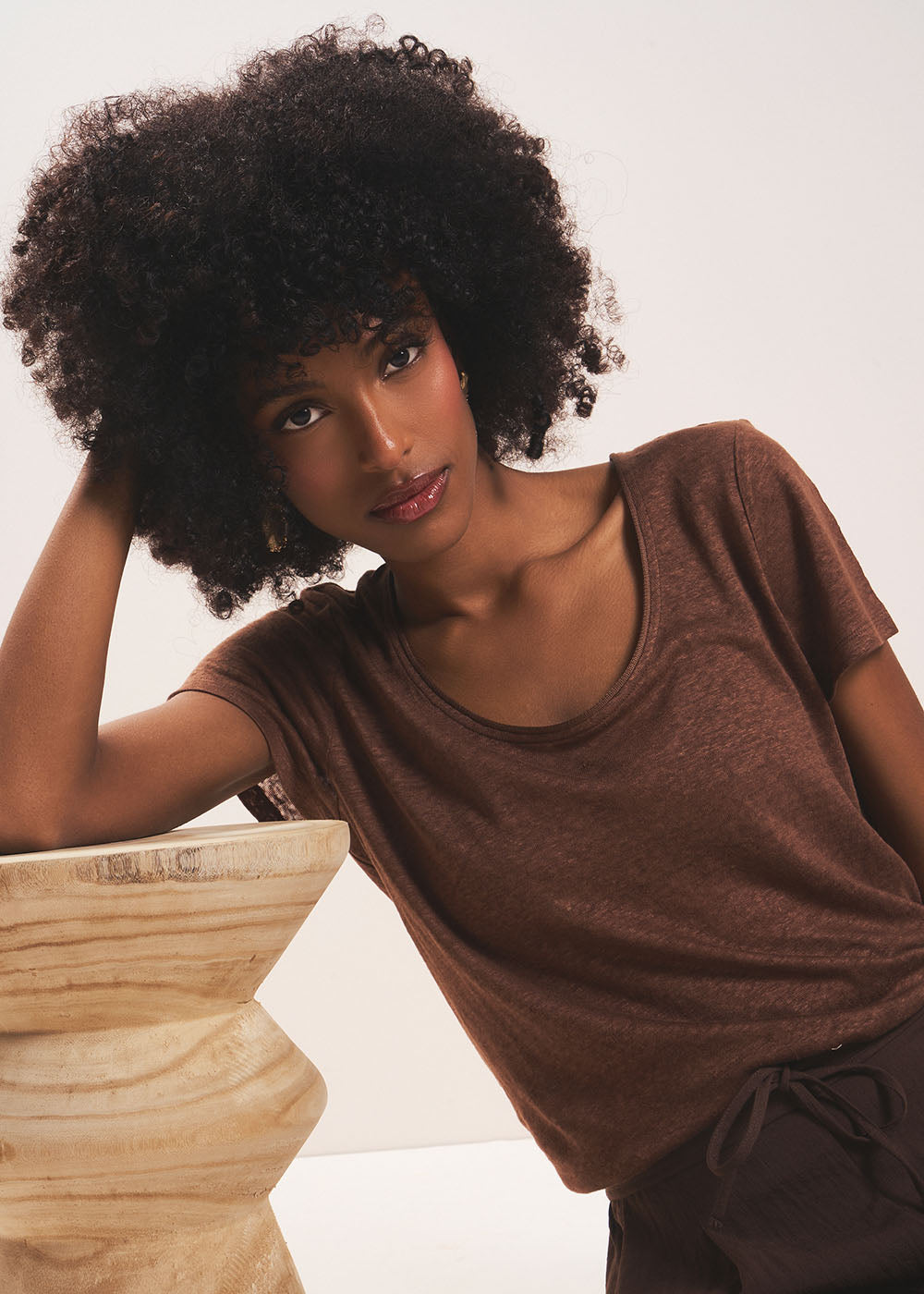 TIMBA Linen T-shirt with open round neckline - 1 - Sud Express - Sud Express