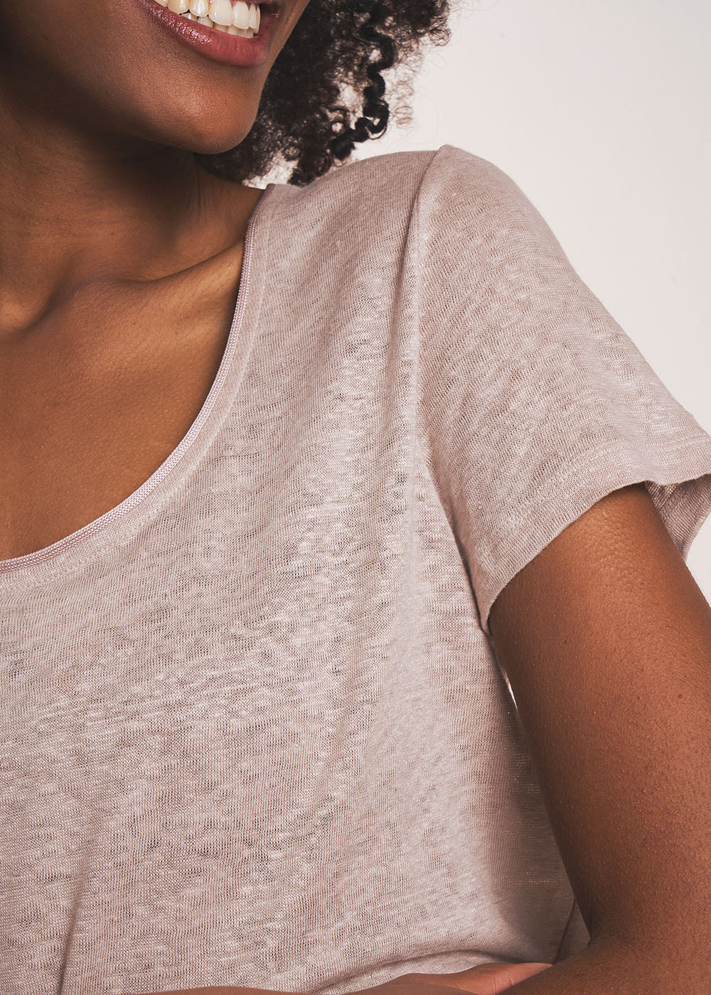 TIMBA Linen T-shirt with open round neckline - 2 - Sud Express - Sud Express