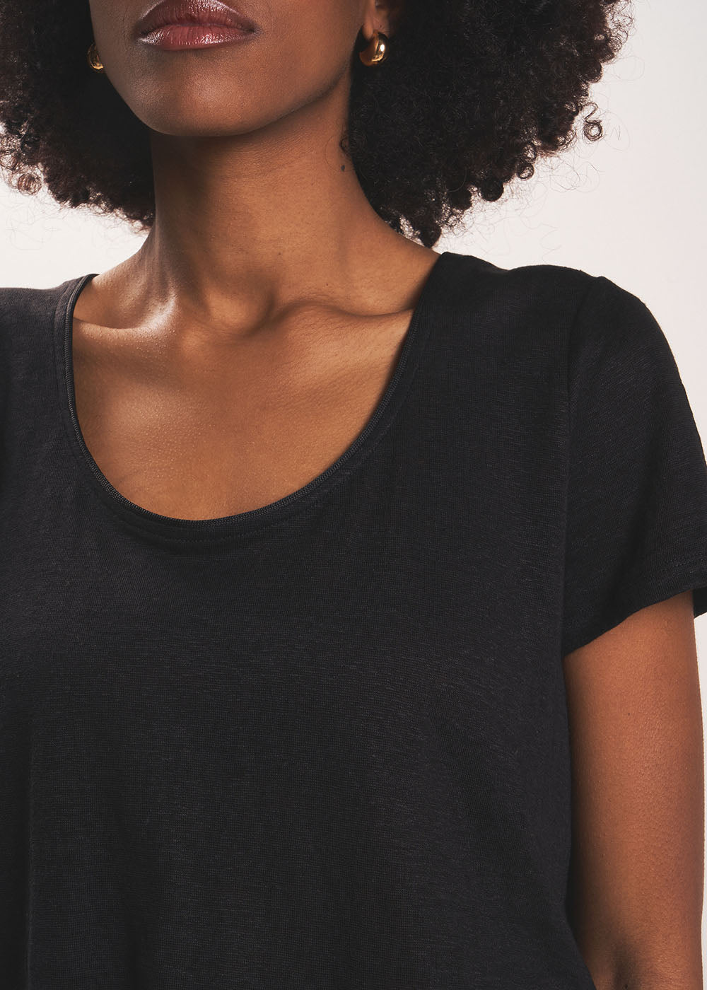 TIMBA Linen T-shirt with open round neckline - 2 - Sud Express - Sud Express
