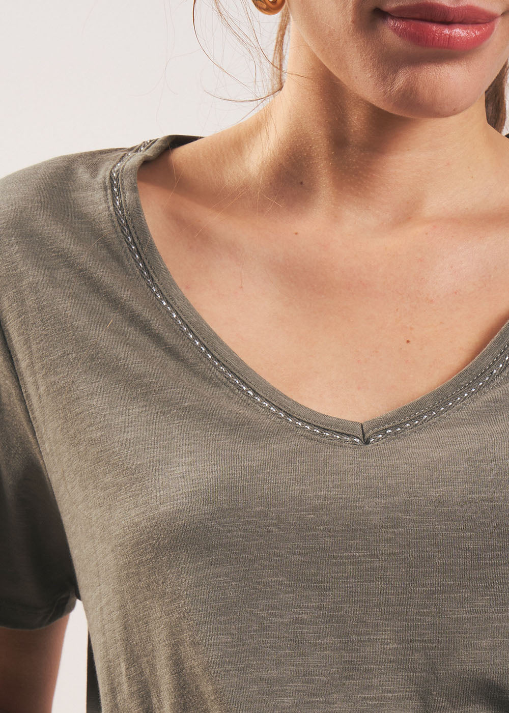 THEI V-neck T-shirt - 4 - Sud Express - Sud Express