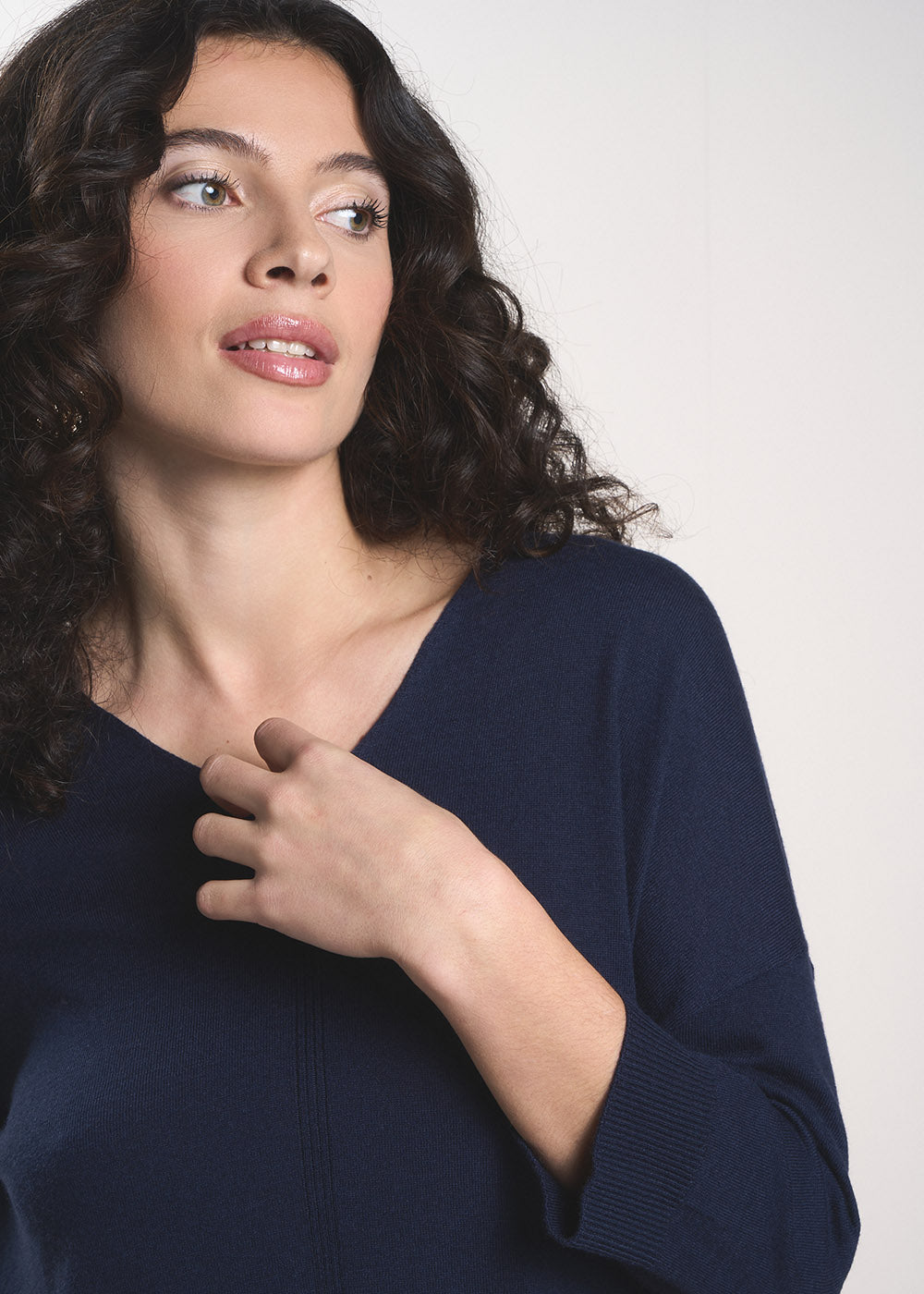 MANONO Oversized V-neck jumper with mid-length sleeves - 4 - Sud Express - Sud Express