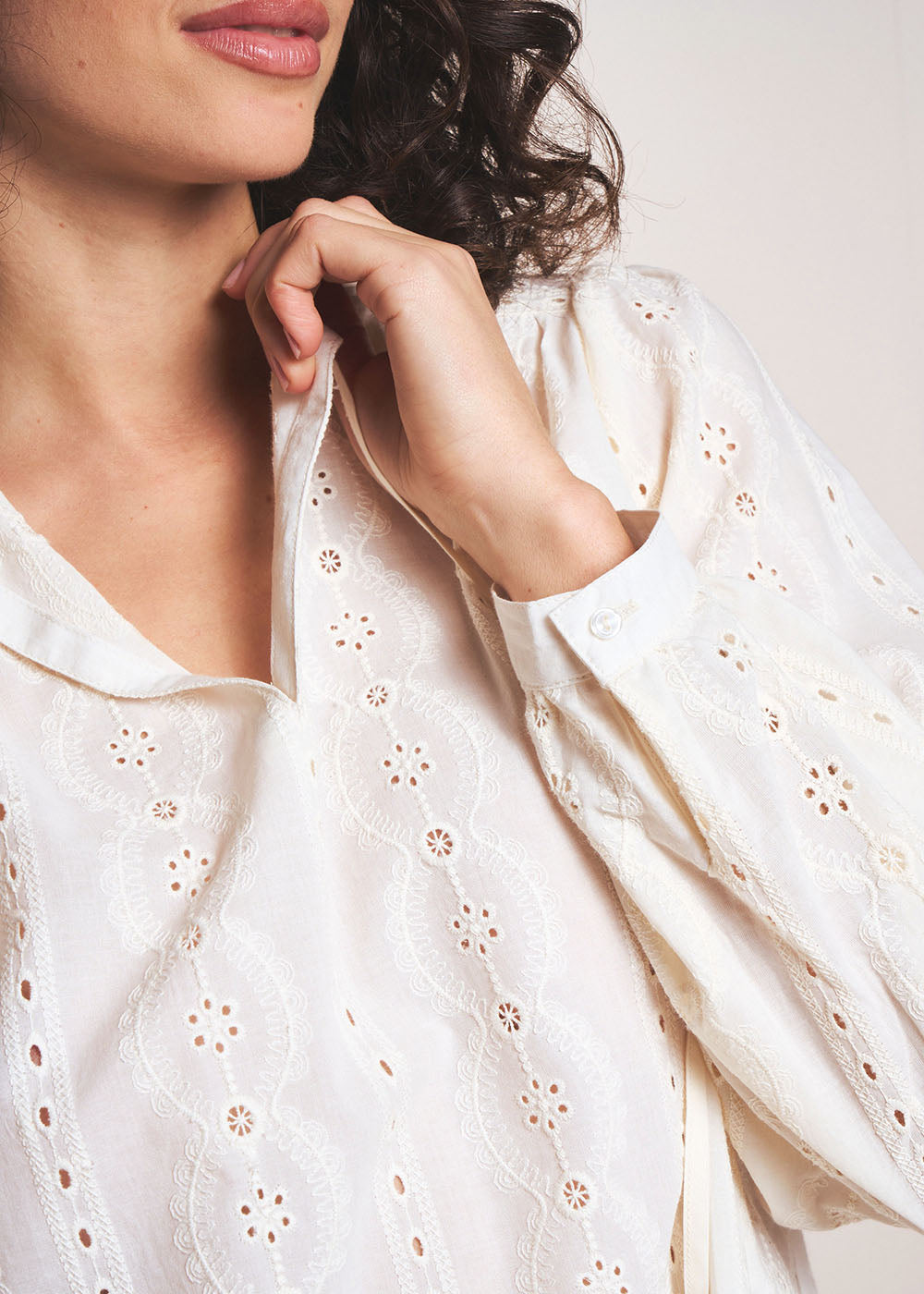 Embroidered cotton blouse with tunisian collar - Sud Express - 2 - Sud Express