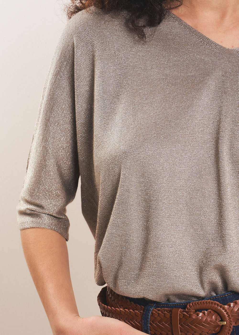 MIKOLOR Oversized V-neck jumper in shiny knit with short sleeves - 4 - Sud Express - Sud Express