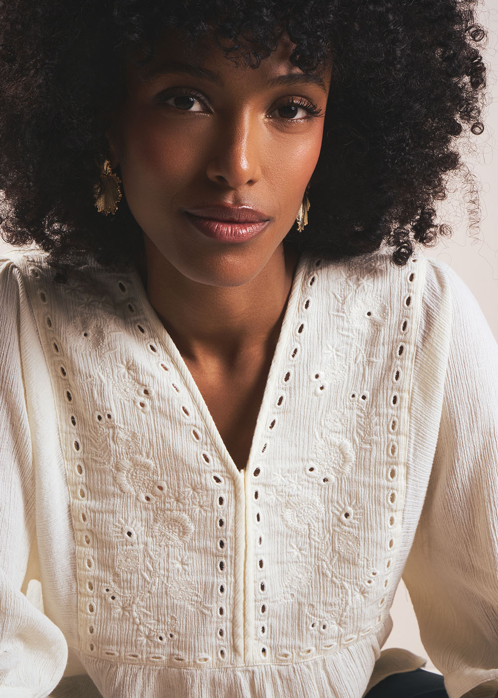 TORIEN Embroidered V-neck top with short balloon sleeves - 2 - Sud Express - Sud Express